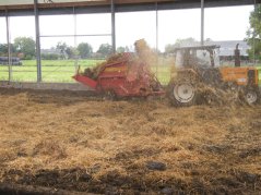 De Vries ging op zoek naar een techniek waarmee hij eenvoudig het stro in de stal kon brengen. De Vries ging op zoek naar een techniek waarmee hij eenvoudig het stro in de stal kon brengen.