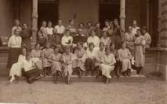 Retraite 1922 (pijl wijst naar Frida, achterste rij) amilie-archief Eversmann Retraite 1922 (pijl wijst naar Frida, achterste rij) amilie-archief Eversmann