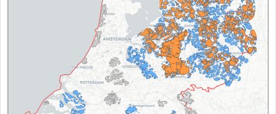 Potentieel verspreidingsgebied van de wolf in Nederland. Blauw en oranje zijn de gebieden die bij respectievelijk de lage en de hoge drempelwaarde minstens één roedel groot zijn. In het grijs zijn de gebieden aangegeven die kleiner zijn dan één roedel. Deze gebieden zijn alleen aangewezen bij de lage drempelwaarde.