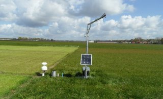 Sensoren meten bodemvocht, bodemtemperatuur, neerslag en N-gehalte van gras