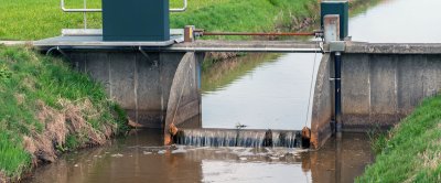 Een stuw kan helpen om water langer vast te houden (foto: Shutterstock)