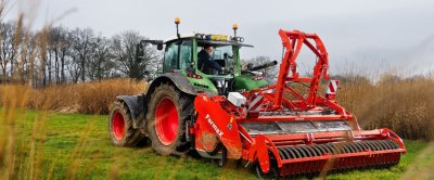 Het witte kastje linksboven op de machine achter de trekker maakt de machine slim. Deze meet o.a. hoeveel druk de machine op het land uitoefent en past die indien nodig aan.