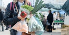 Mogelijk komt er een maximum aan het aantal tasjes die een Europese consument mag gebruiken per jaar Mogelijk komt er een maximum aan het aantal tasjes die een Europese consument mag gebruiken per jaar