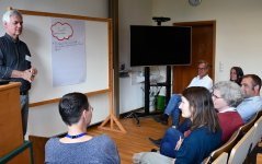 Tijdens een roadshow bespreken inspecteurs en experts casussen om kennis en ervaringen uit te wisselen over varkenswelzijn en -gezondheid. Foto WUR. Tijdens een roadshow bespreken inspecteurs en experts casussen om kennis en ervaringen uit te wisselen over varkenswelzijn en -gezondheid. Foto WUR.