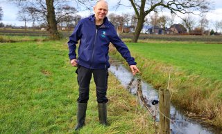 De watervoerende sloot richting de beek (de Keersop), die daarachter voor de drie eiken langs loopt. Het slootpeil is zo’n 30 cm beneden maai- veld en vergelijkbaar met het grondwaterpeil op het perceel.