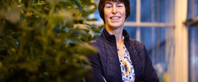 Anja Dieleman in een onderzoekskas van Wageningen University & Research.