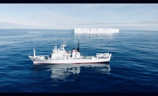 Onderzoeksschip Kaiyo-maru nabij een ijsberg in de Zuidelijke Oceaan. Foto: FAJ 