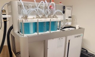 De nieuwe olfactometer achter de schermen. Deze staat in een aparte ruimte, omdat deze vanwege de sterke magnetische straling niet in dezelfde ruimte als de MRI kan staan.
