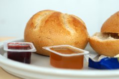 Vanaf 2024 mogen bed and breakfast verhuurders geen ontbijt meer aanbieden met kleine kunststof portieverpakkingen voor boter, jam, pindakaas en koffiemelk Vanaf 2024 mogen bed and breakfast verhuurders geen ontbijt meer aanbieden met kleine kunststof portieverpakkingen voor boter, jam, pindakaas en koffiemelk