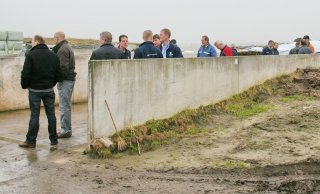 Deelnemers bekijken de kuilopslag op het erf van Buijs.
