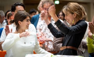 Zoe van Helvoirt en Florence van Haastrecht winnen award_Sven Menschel.jpg