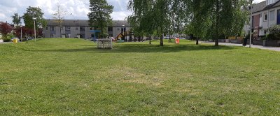Een speelveldje met gras geeft een beter verkoelend effect dan een betegeld schoolplein