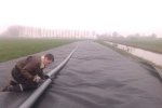 Het klaar leggen van het doek.