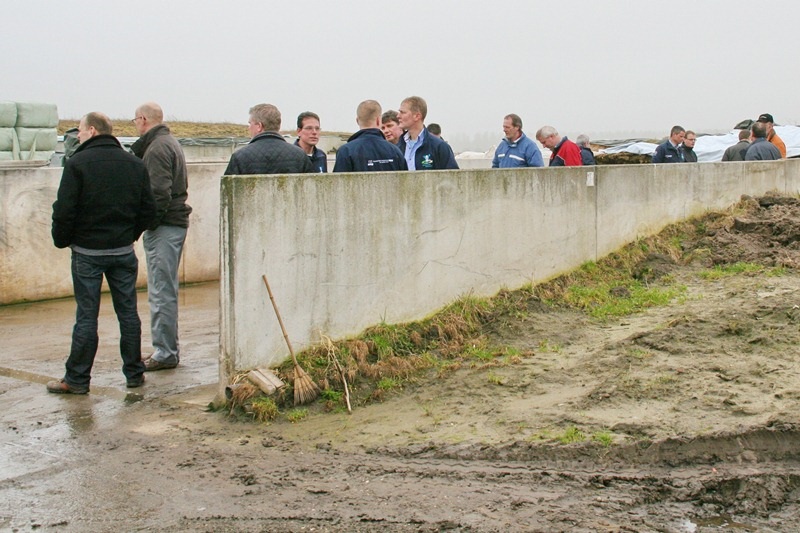 Deelnemers bekijken de kuilopslag op het erf van Buijs.