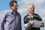 Onderzoekers Ronald Zom en Gertjan Holshof stemmen de knop van bijvoeding en grasaanbod continue op elkaar af