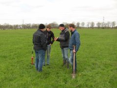 Boeren beoordelen samen met Bert Philipsen het grasperceel in Oost Nederland
