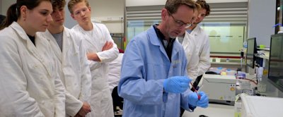 Professor Sander Koenraadt in het lab met studenten (Foto: WUR)