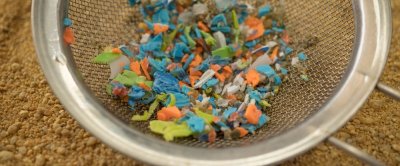 Microplastic in een zeef