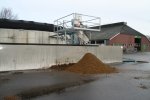 Sla de droge fractie op op een harde ondergrond, bij voorkeur in een silo met opstaande rand.