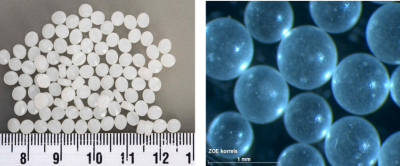 Voorbeelden van kleine plasticstukjes die het containerschip ZOE tijdens een storm verloren had. Links: PE pellets, rechts: sterk vergrootte PS korrels.