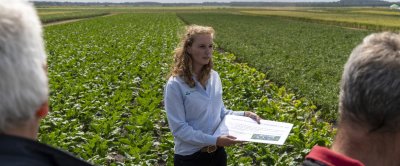 WUR-onderzoeker Marjan Toren geeft informatie over de proef tijdens de Innovatiedagen in Valthermond