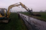 Baggeren vanuit de sloot tegen de kant aan.