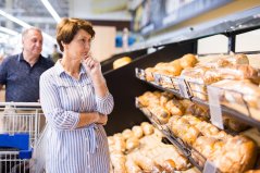 Vrouw in supermarkt Vrouw in supermarkt