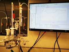 In de laboratoria van Bitter en Van Haveren staan vaten met twee staafjes erin, de zogenoemde elektroden (vergelijk de plus en min pool van een batterij). In het vat zetten de wetenschappers biogrondstoffen om in bruikbare materialen door er elektrische stroom door te laten lopen. In de laboratoria van Bitter en Van Haveren staan vaten met twee staafjes erin, de zogenoemde elektroden (vergelijk de plus en min pool van een batterij). In het vat zetten de wetenschappers biogrondstoffen om in bruikbare materialen door er elektrische stroom door te laten lopen.