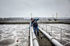 • FOTO ANP / DOLPH CANTRIJN | Monsters van afvalwater bij de rioolwaterzuivering in Tilburg worden onderzocht op de hoeveelheid fosfaat, nitraat, ammonium en droge stof • FOTO ANP / DOLPH CANTRIJN | Monsters van afvalwater bij de rioolwaterzuivering in Tilburg worden onderzocht op de hoeveelheid fosfaat, nitraat, ammonium en droge stof