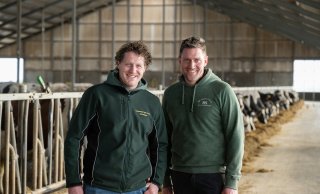 Lars Kregel (l.) en zwager Sjoerd van der Helm runnen in Noord-Holland een melkveebedrijf met 320 melkkoeien op kleigrond.