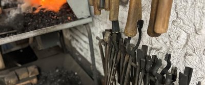 Allerlei handhamers, voorhamers, beitels, drevels, drijfstangen en een selectie tangen