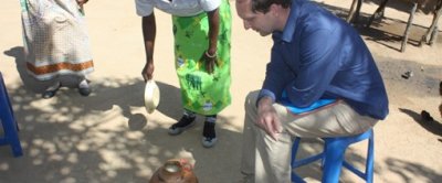 Onderzoeker Sijmen Schoustra in Zambia, tijdens een onderzoek naar de traditioneel gefermenteerde melkdrank mabisi.