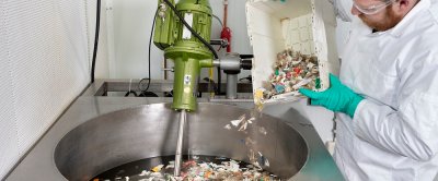 Reiniging van plastic vlokken in recycling lab Wageningen