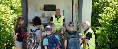 Kinderen krijgen les over biodiversiteit in een dierentuin