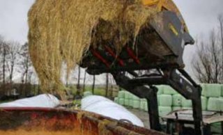 Figuur 3: Voermengwagen vullen in de voeropslag