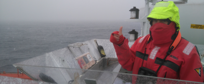 Bram Feij telt vogels en zeezoogdieren vanuit een observatiepost op RV Polarstern © Susanne Kühn