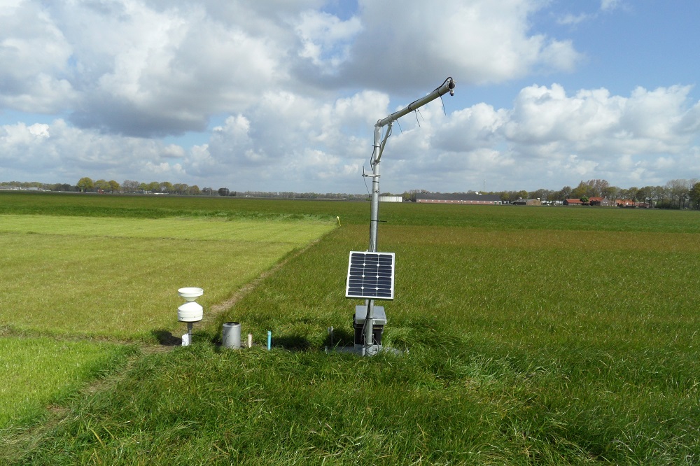 Sensoren meten bodemvocht, bodemtemperatuur, neerslag en N-gehalte van gras
