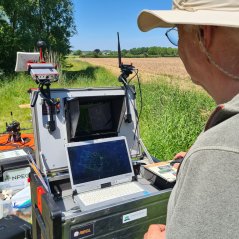 Drone wordt bestuurd boven het voedselbos. Foto: Sander Mucher Drone wordt bestuurd boven het voedselbos. Foto: Sander Mucher